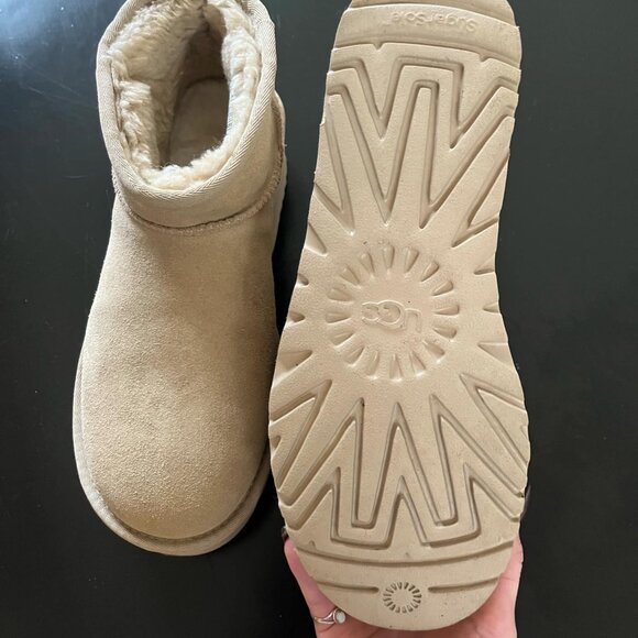 UGG womens classic mini platform boots - Picture 2 of 3